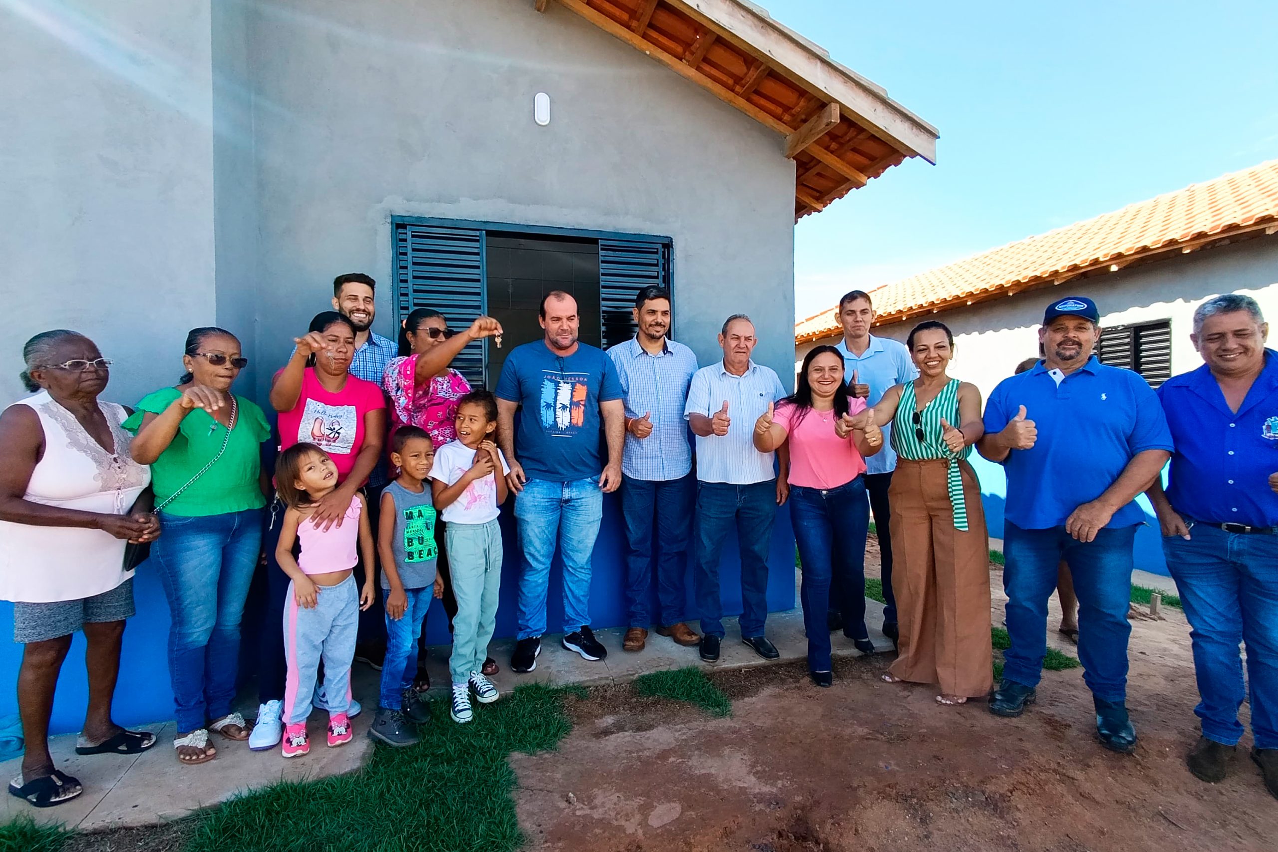 Vereadores participam da entrega oficial de casas às famílias realocadas da beira do Rio
