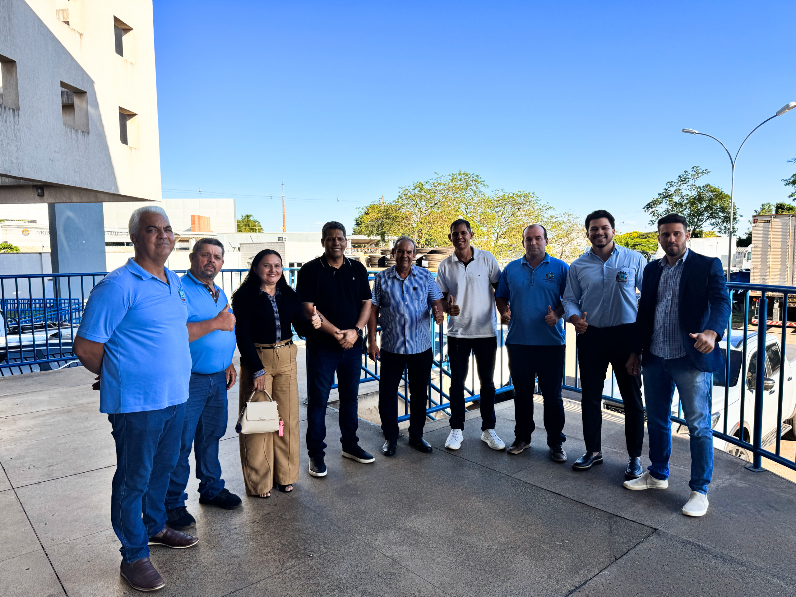 Câmara de Rochedo acompanha entrega de mais de 400 pneus doados pela Receita Federal à Prefeitura