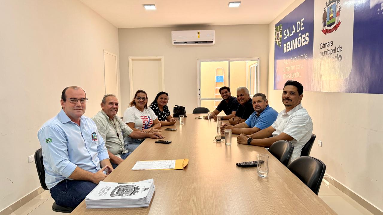 Vereadores receberam o prefeito Arino para tratar de projetos na área da educação
